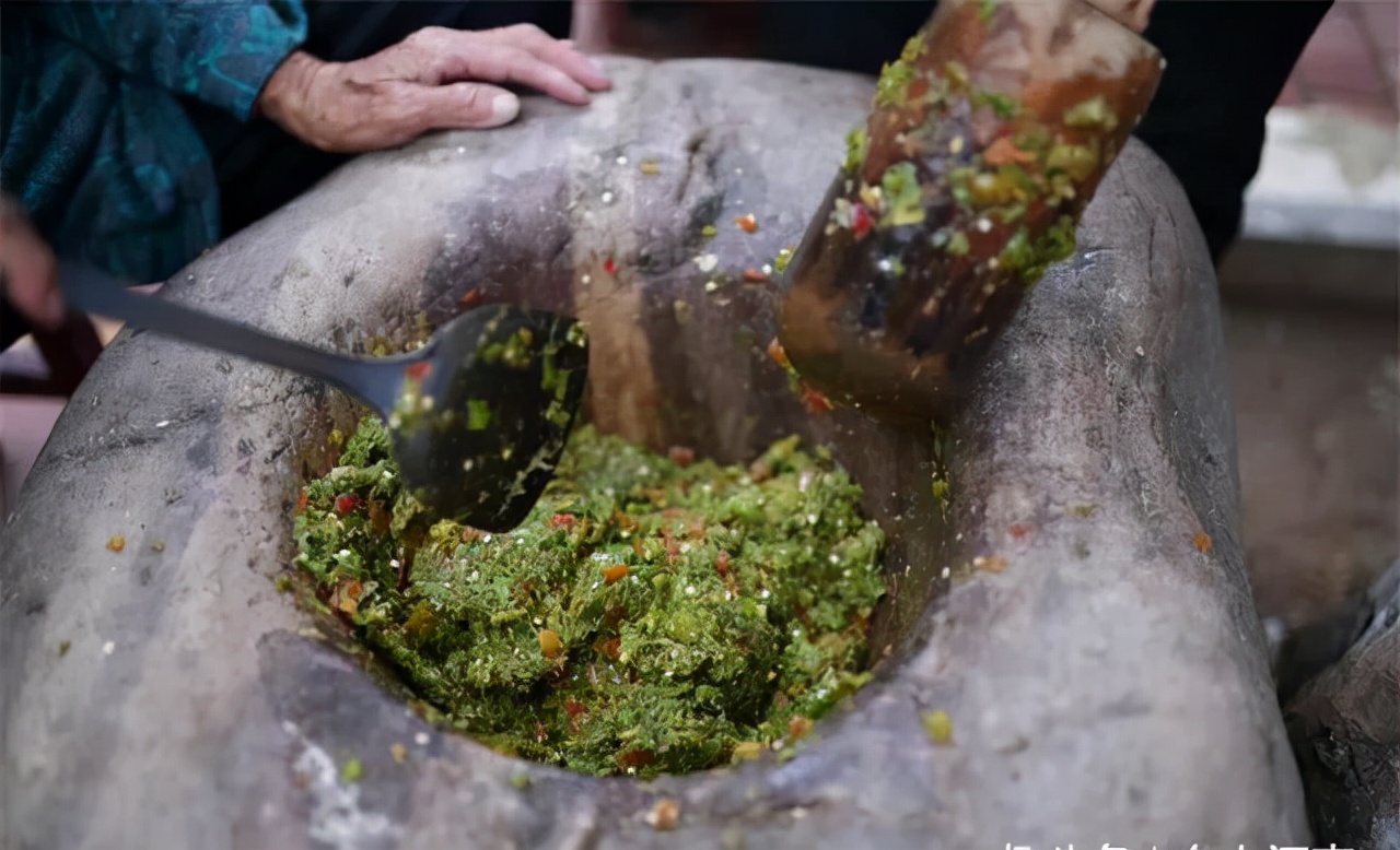 俺村西头那个石臼，曾经是全村的味蕾图腾