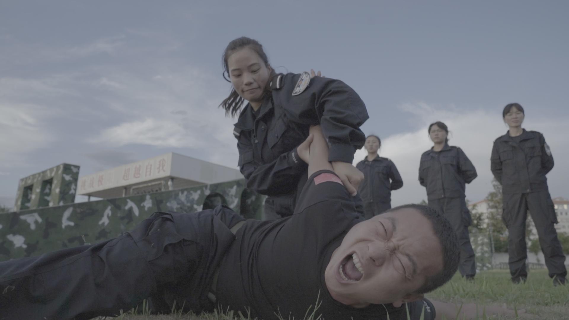 边境女警亲述缉毒经历：孕妇*体下**藏毒最小嫌犯12岁，抓捕过程惊心动魄