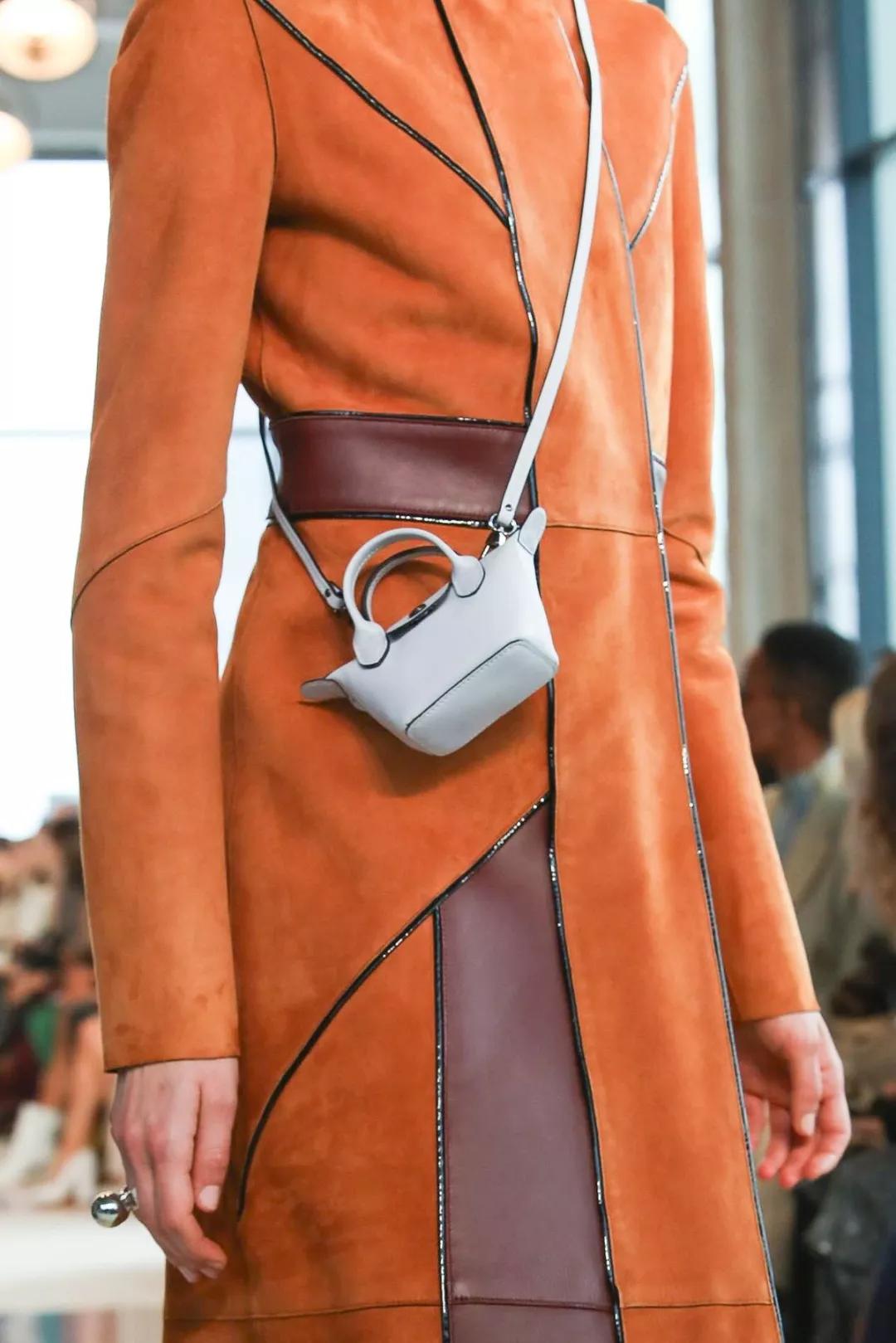 等疫情过后穿上漂亮的衣服,等疫情过后去赏花