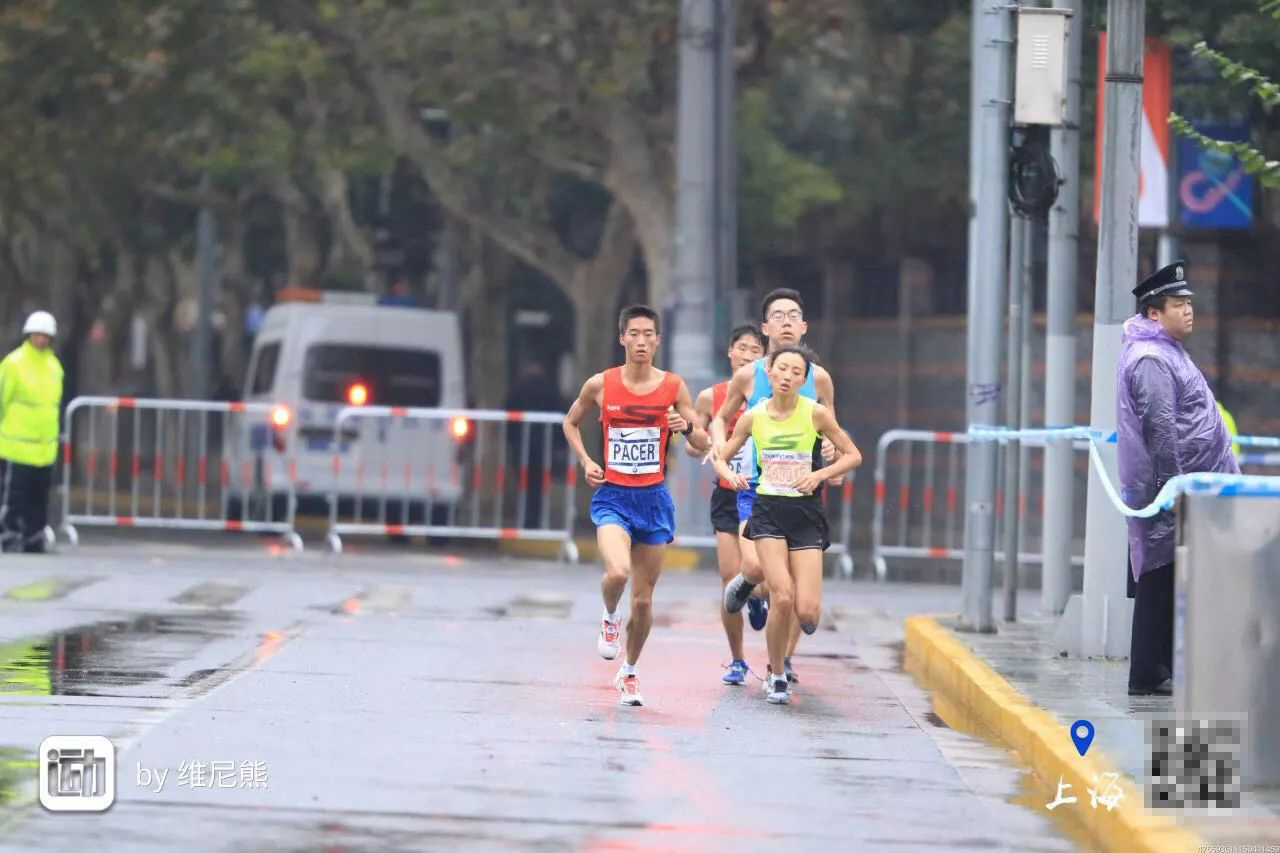 这个女生厉害了，用平均3分30秒的配速跑完上马