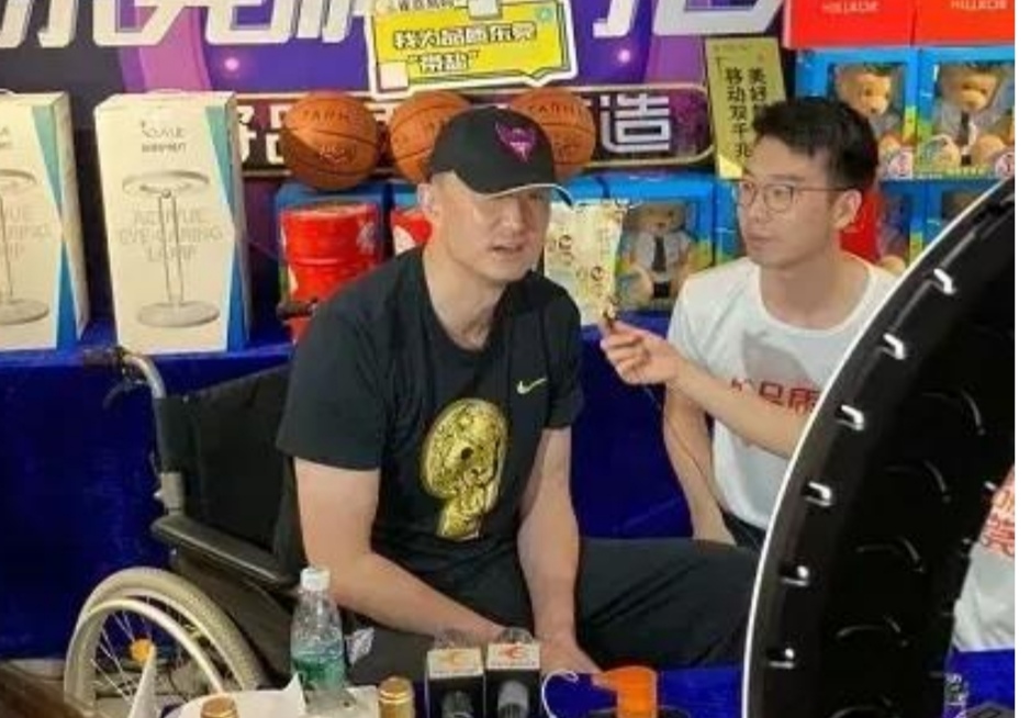 巩晓彬阿的江赛后握手,巩晓彬与杜锋交流