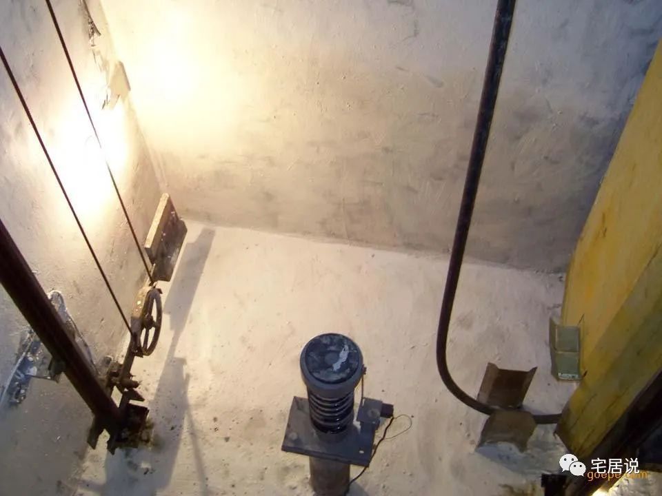 安全科普电梯突然坠落如何自救,电梯发生意外的概率