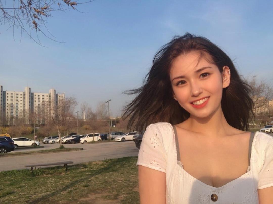 Lisa密友开豪车引争议！又纯又欲的“国民女友”有什么好酸的？