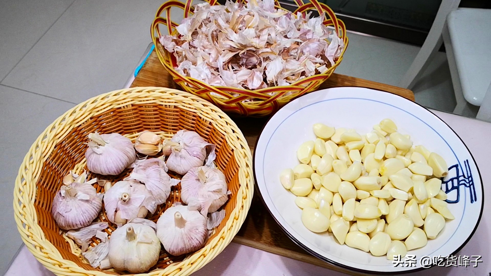 今天才知道,大蒜上有个按钮,轻轻一按蒜皮就掉下来,快速又干净