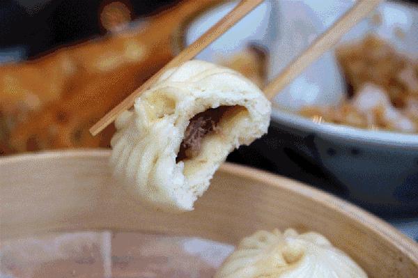 济南乔馋大包子位置,一天卖100千个包子