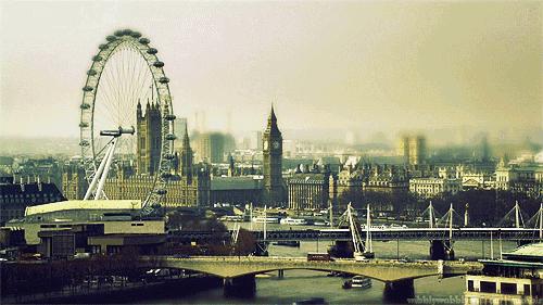 张予曦戴金丝框眼镜,张予曦银色服装