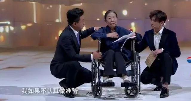 3岁丧父46岁开始演戏，缝完12针，绑腹带坚持拍戏，住40平米蜗居