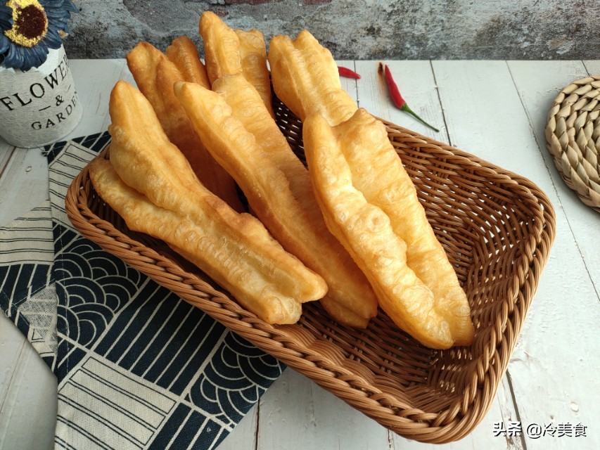 怎样才能炸出又酥又脆的油条,早餐店油条秘制配方记住2个诀窍
