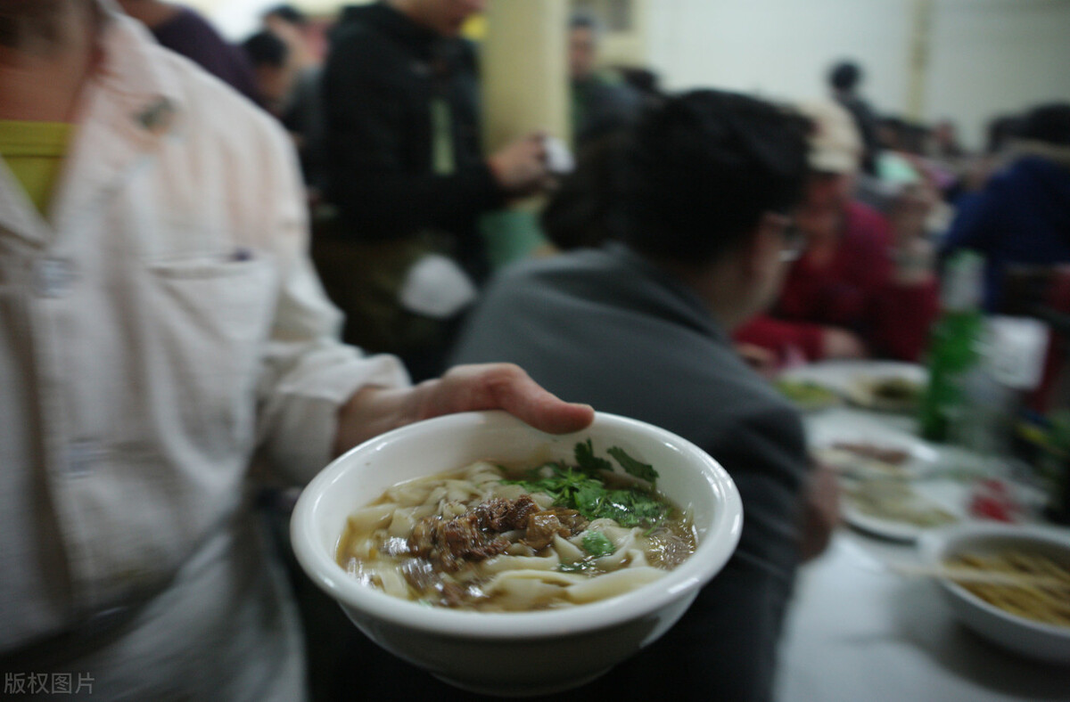 一个女孩开面馆净赚100多万,90后妹子创业做卤菜