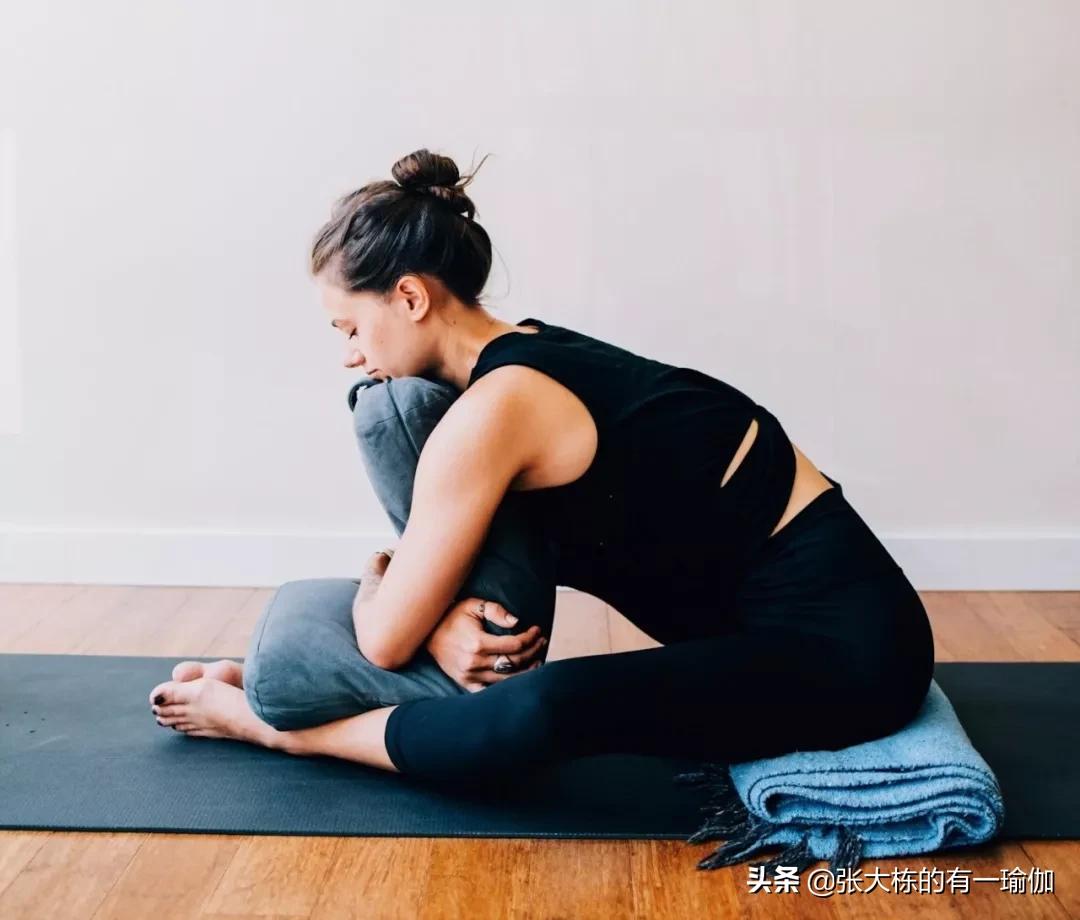 疏通肾经膀胱经的动作,能锻炼到膀胱经的瑜伽动作图片