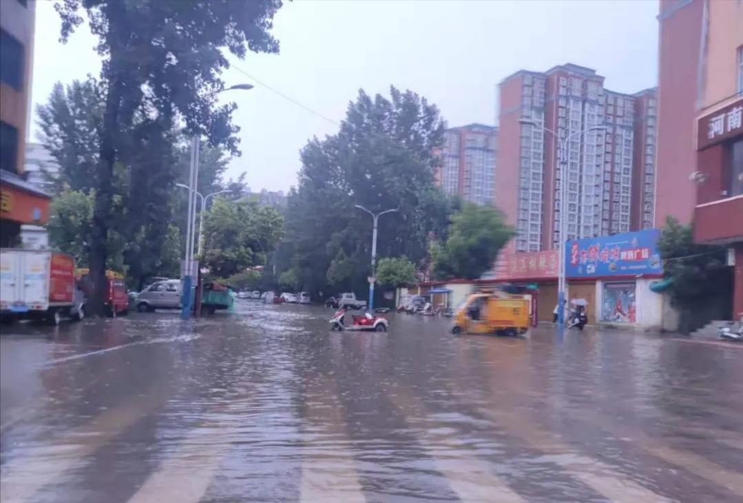 暴雨来袭，方城公安冲在一线