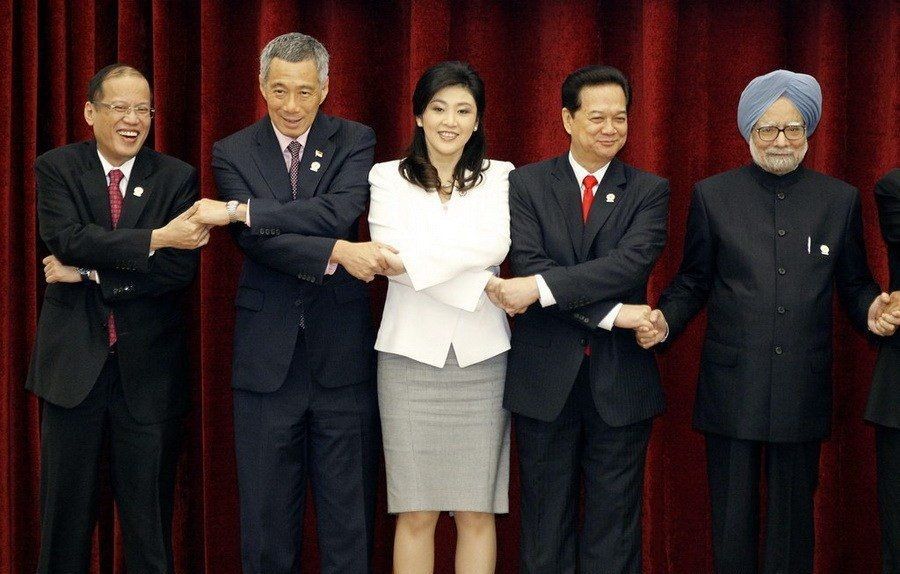 53岁泰国跑路总理终现身!同框哥哥小鸟依人,穿短袖小臂却粗壮