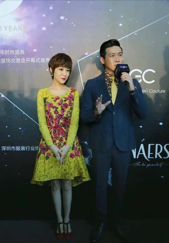 鲍蕾穿黄裙好看吗,鲍蕾穿黑色西装皮鞋