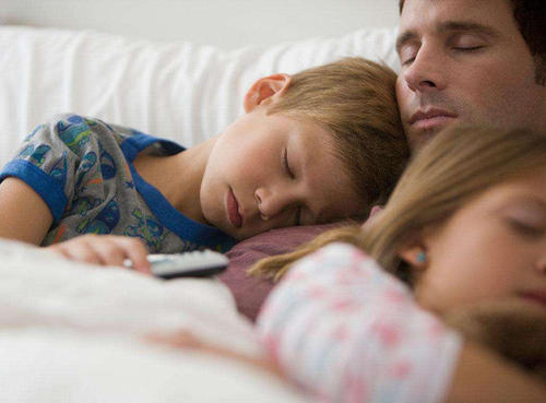 一个月的宝宝不爱睡觉是什么原因,小宝宝不爱睡觉是什么原因