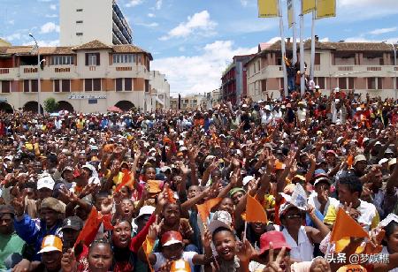 马达加斯加真土豪，红木多得像白菜，做米缸要用紫檀木