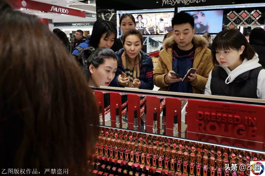 中国游客挤爆韩国免税店,中国游客时隔9月再现韩国免税店