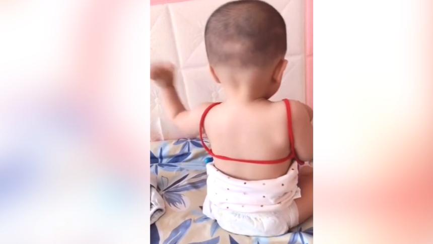 打疫苗的小孩连打十针痛哭,孩子打疫苗一直哭闹家长怒推