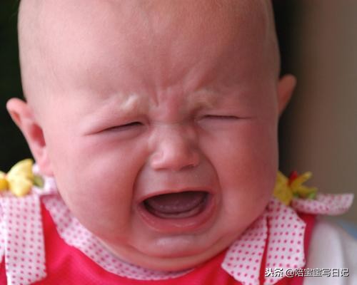 哭了不抱怎么安抚,婴儿5秒止哭的正确抱法
