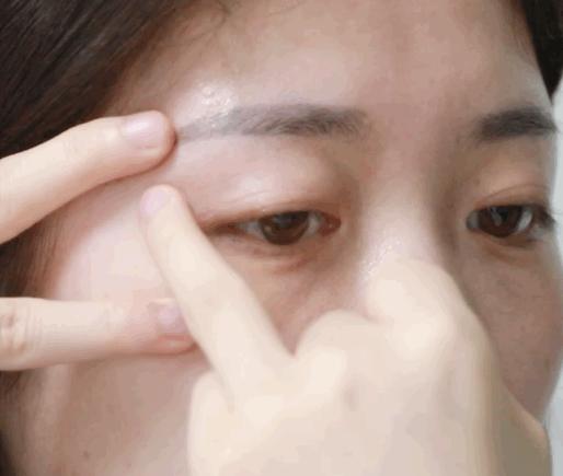 眼霜的正确涂抹手法是怎样的 (涂眼霜的正确手法到底是怎么样的)