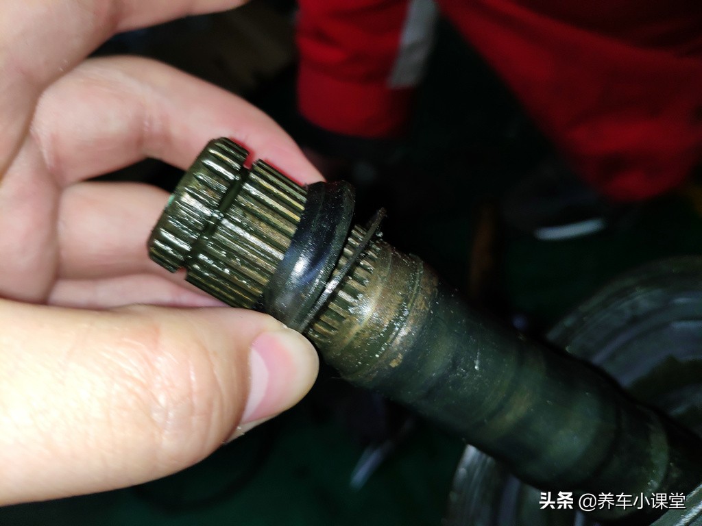 车轮遇到坑老是唧唧响怎么回事,前轮球头异响怎么回事