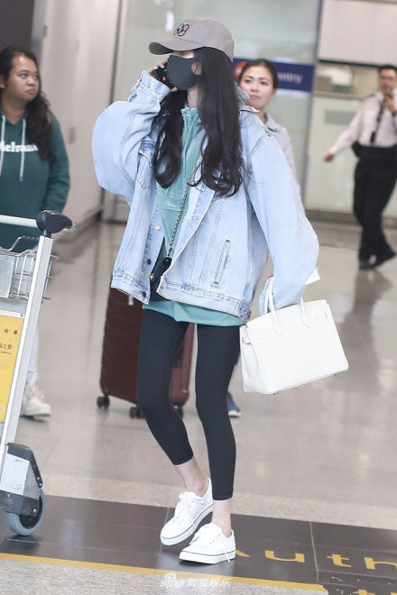 杨幂最新机场照马丁靴,杨幂同款闪电帆布鞋