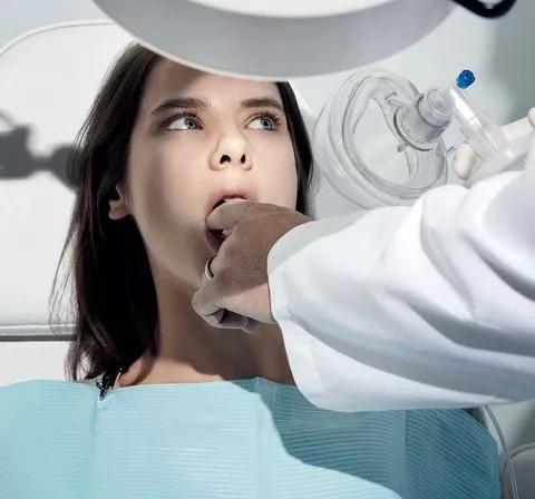 腹痛去就诊，医生却把手指伸进阴道：性侵与治病只隔了一层窗户纸