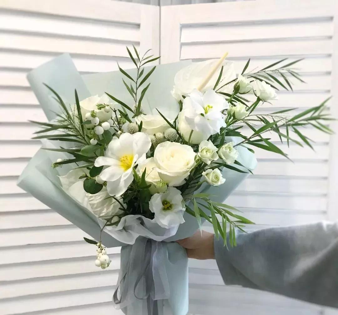 花要不要经常换水,花材正确处理方式及日常养护