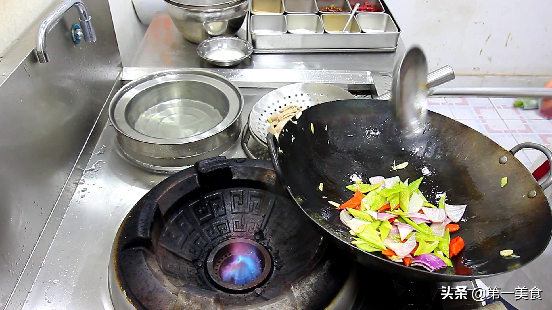 厨师长炒的腰花鲜嫩不老，原来是有窍门，不单单是30秒爆炒出锅