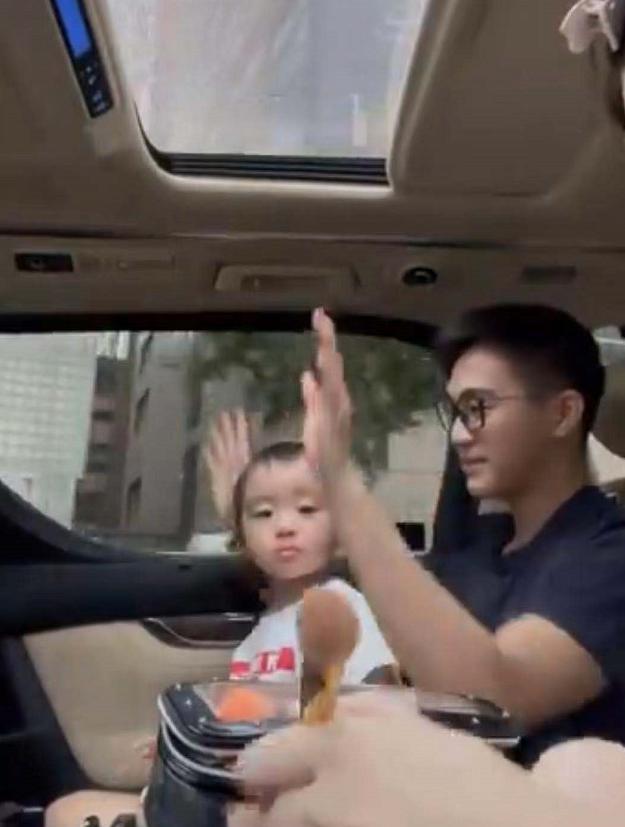 何猷君和儿子贴脸互动超有爱,何鸿燊儿子何猷君参加综艺