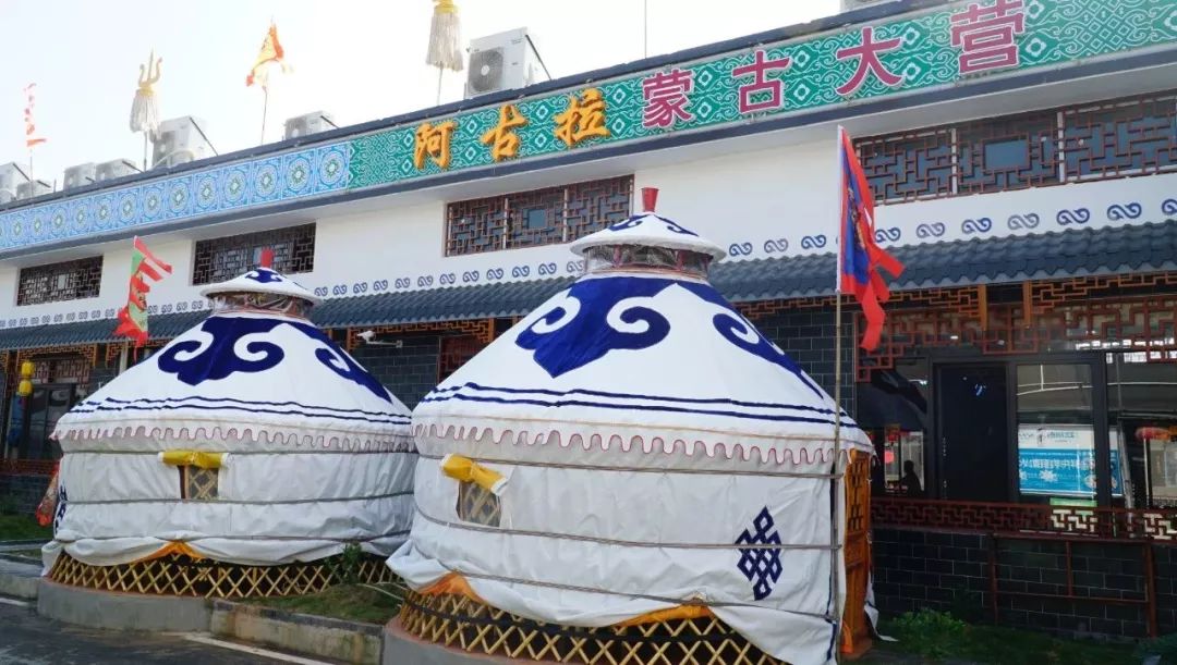 可以吃烧烤烤全羊的地方,有篝火烤全羊的地方