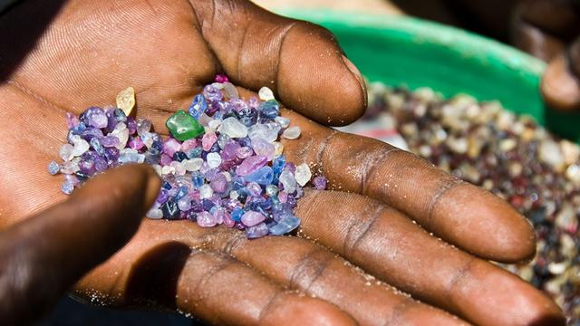 国外带回来的钻石有价值,从国外带回来大量金钱合法吗