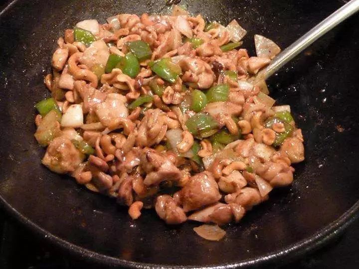 锅糊了满屋油烟怎么办,不粘锅菜锅烧糊了怎么办