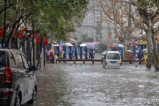 课桌搭桥！十三中门口积水，近2000名学生这样入校......