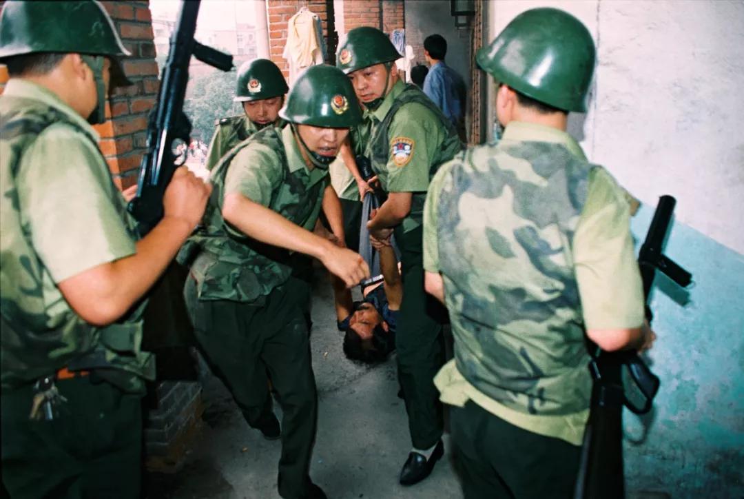 用镜头对准法子英枪口的警察摄影家