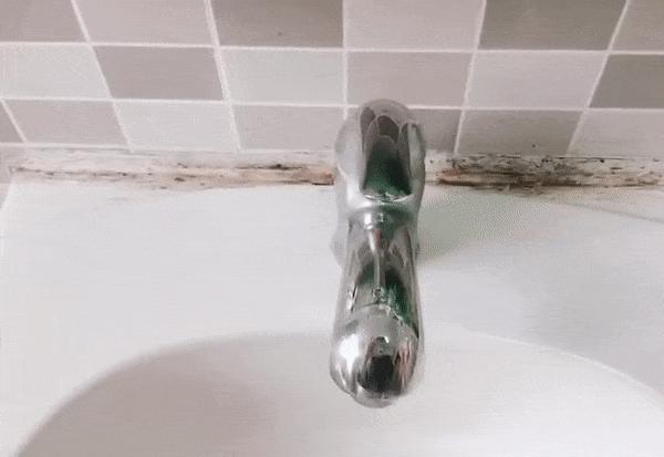 洗手台有缝隙,发黑又发霉?保洁阿姨教你一招,5秒统统划干净