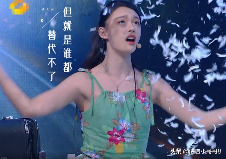 女星穿裙子弯腰怎么办？林允反应堪比“教科书”，教养装不出来