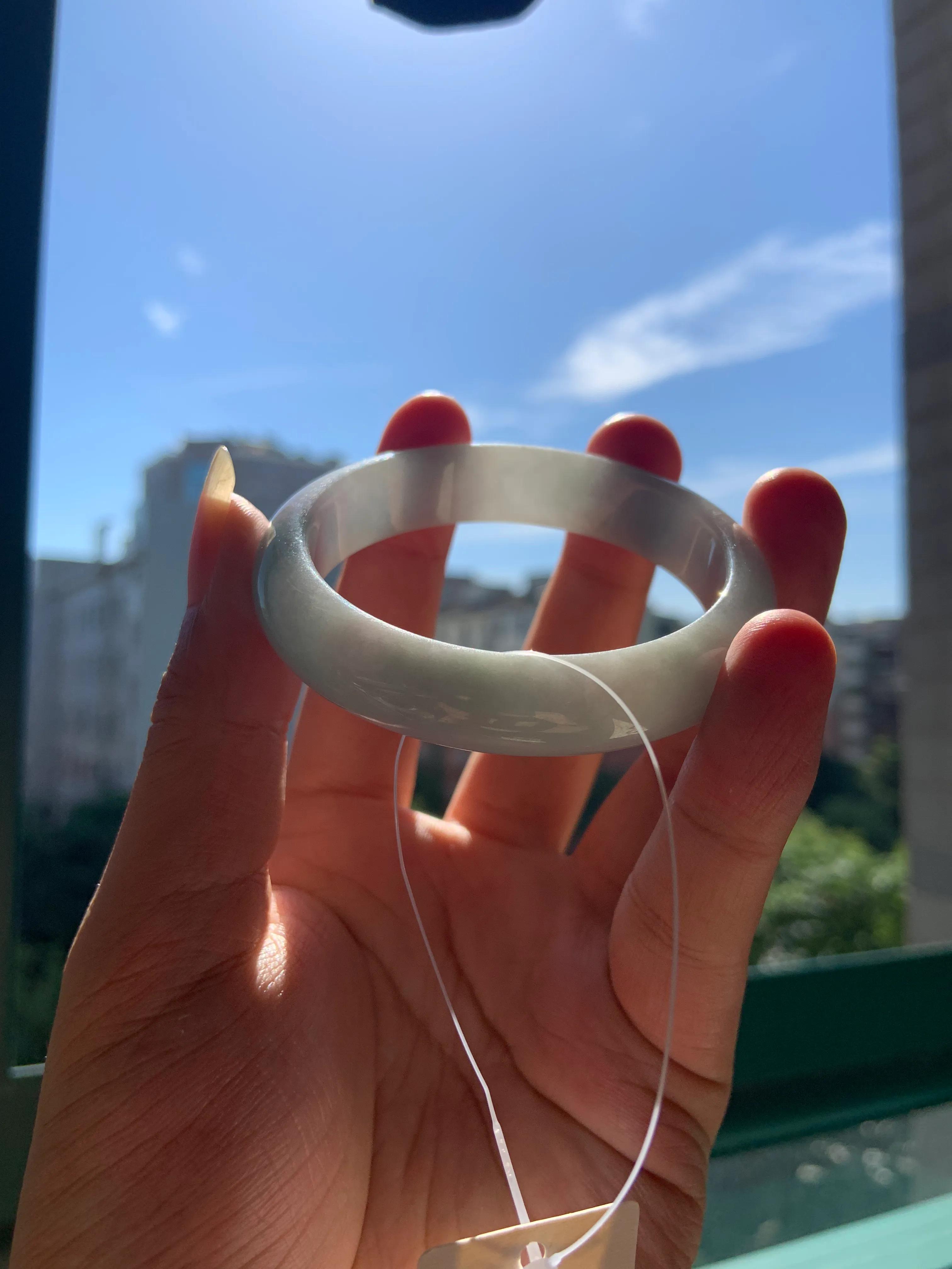 糯化种翡翠手镯有裂什么价格,糯化种戴黄翡手镯大概多少钱