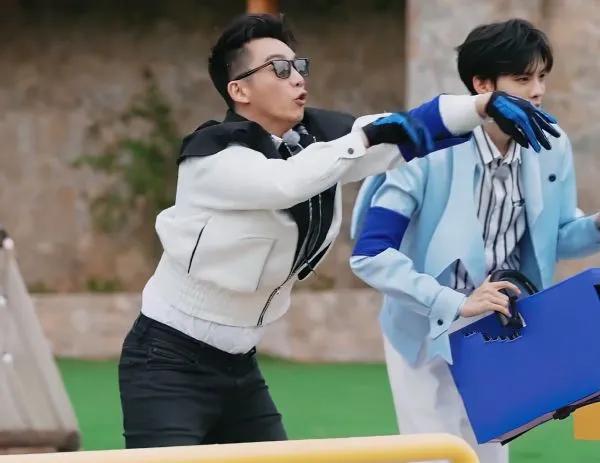 baby被球撞开几米远,baby鼻子被捏变形