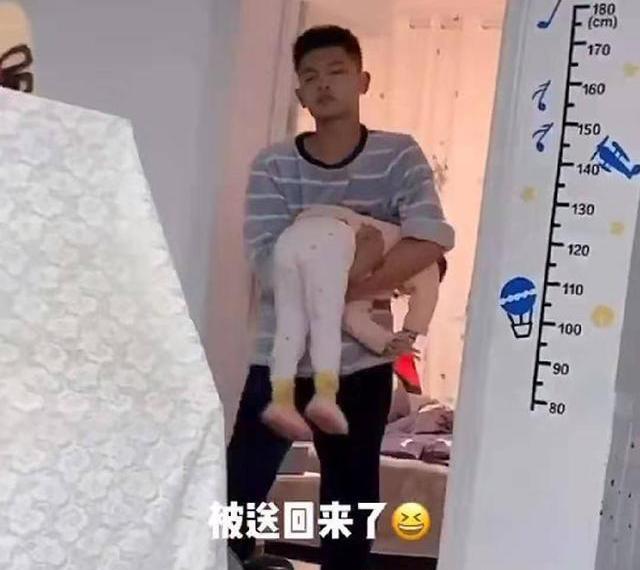 妹妹偷偷爬上哥哥的床，哥哥的反应太无情了，网友：同*妹妹情**