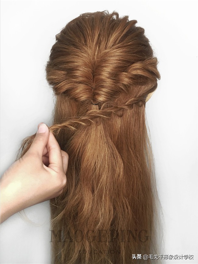 厌倦做个女汉子？就用这款发型唤回你的精致女人味吧！