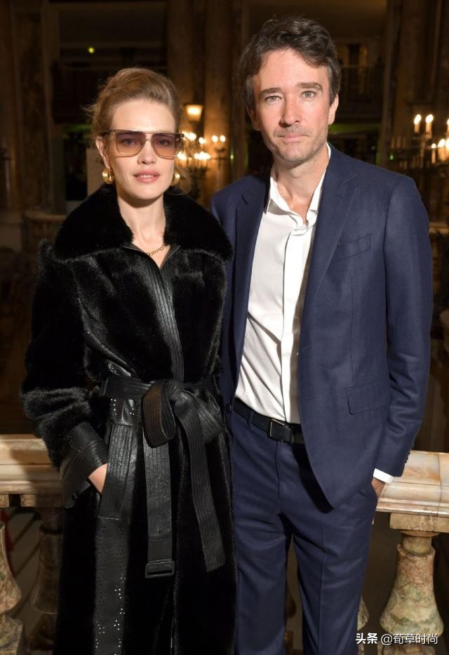 LV太子妃和老公牵手现身秀场,穿皮草富太气息浓