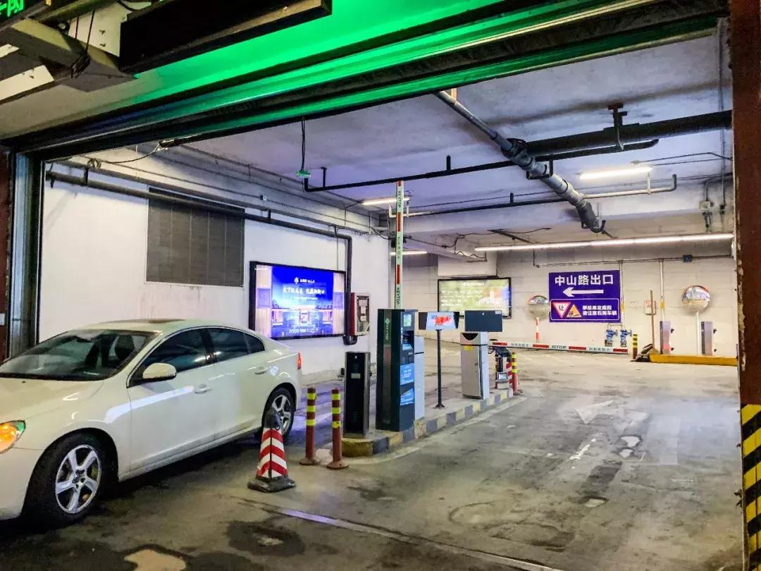 在南京月薪1W，我却停不起车