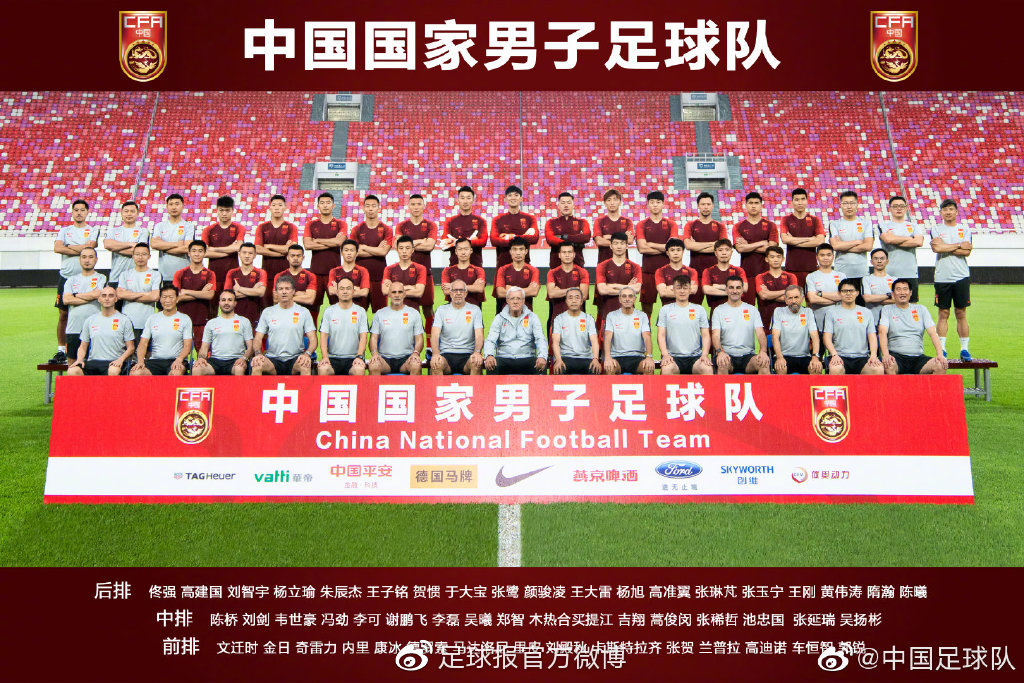 李可身披国旗与球迷庆祝胜利,国足归化球员身披国旗