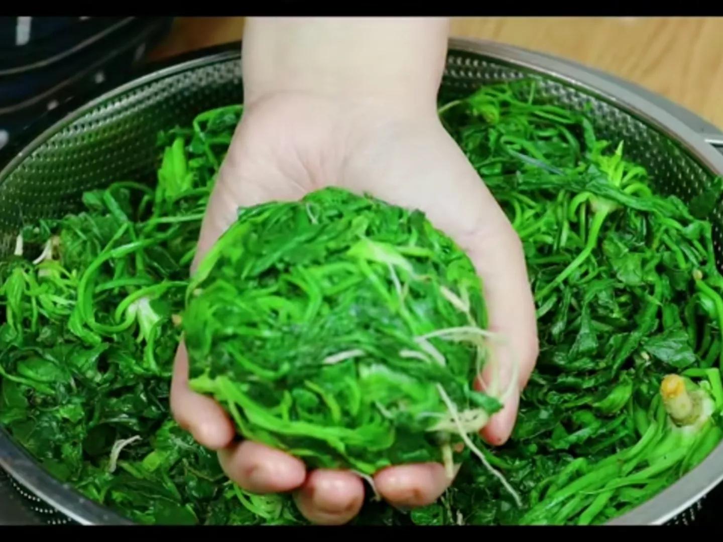 调荠菜饺子馅切记不要加一堆调料,调韭黄馅饺子馅牢记三不放