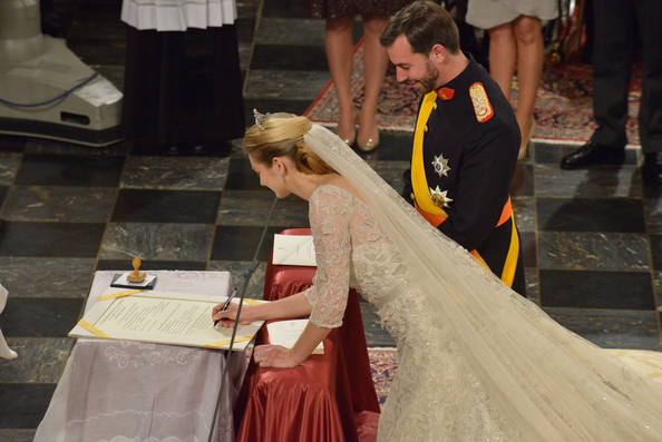 看了这些王室婚礼，原来王妃们佩戴头纱的方式，可谓百花齐放啊