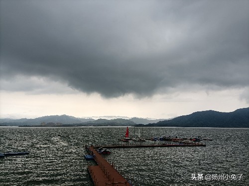 浮光掠影古诗,浮光掠影可以形容山吗