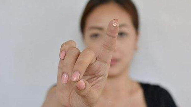 涂抹bb霜的正确步骤,涂bb霜用美妆蛋是湿用还是干用