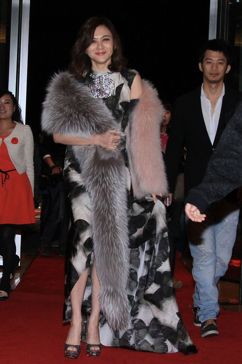 中年微胖女人怎么穿“皮草”？看64岁胡慧中，显瘦不说还高贵