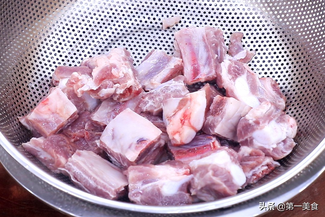 排骨直接焯水,难怪又腥又柴!记住3步,软烂可口,香到骨头里
