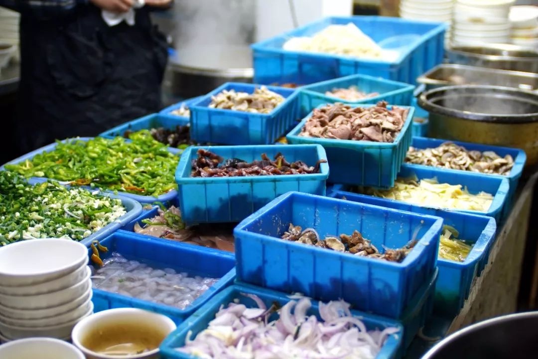 无夜市不夏天！西园里菜场竟然是个“深夜大食堂”？